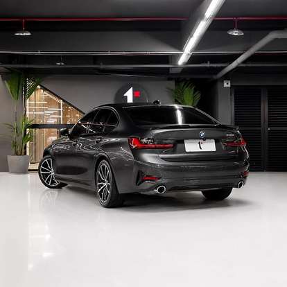 BMW-320i-2022