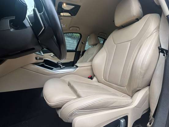 BMW-320i-2022