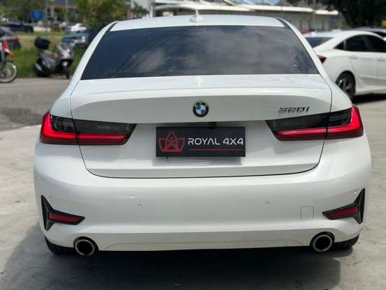 BMW-320i-2022