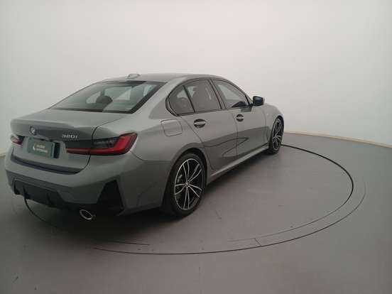 BMW-320i-2023