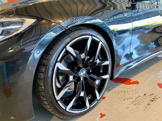 BMW-320i-2021
