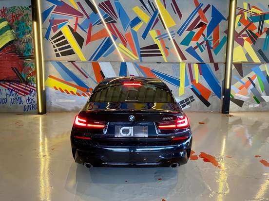 BMW-320i-2021