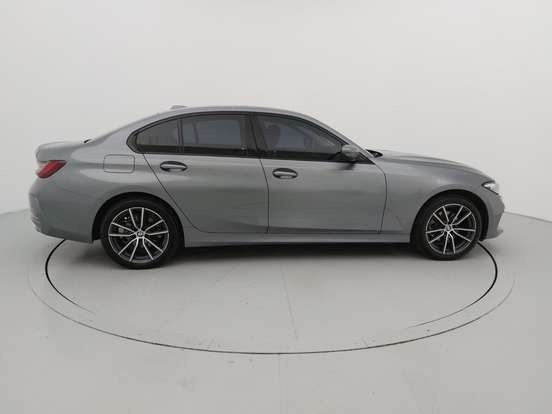 BMW-320i-2023