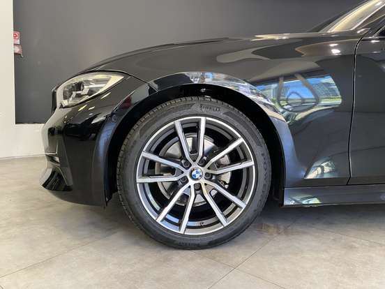 BMW-320i-2021