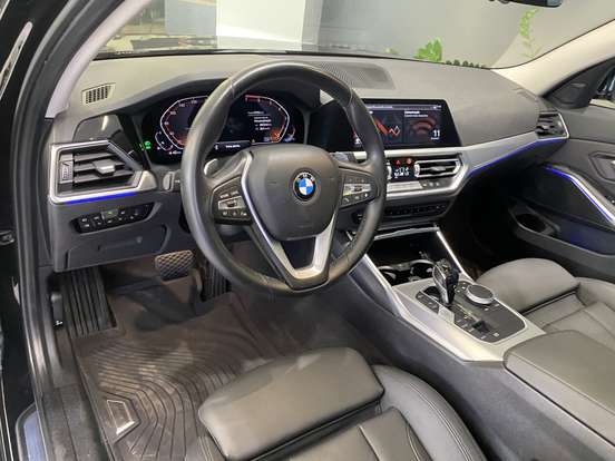 BMW-320i-2021
