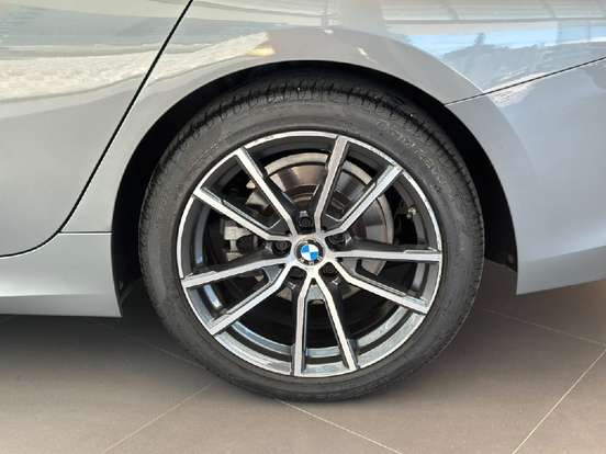 BMW-320i-2023