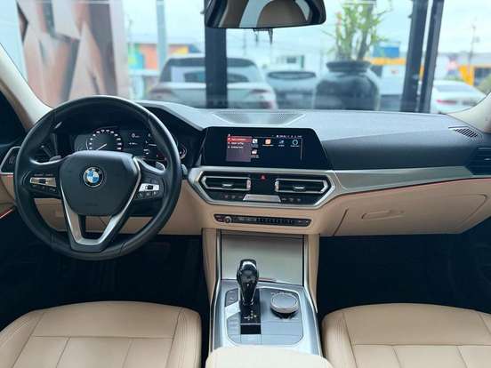 BMW-320i-2020