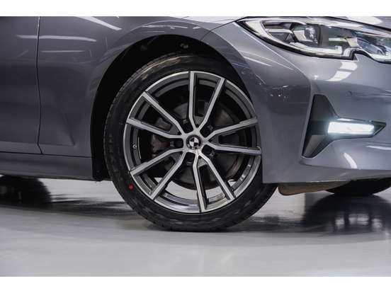 BMW-320i-2021