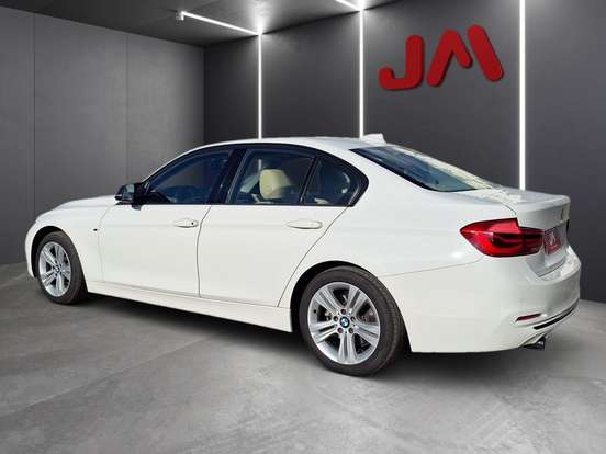 BMW-320i-2017