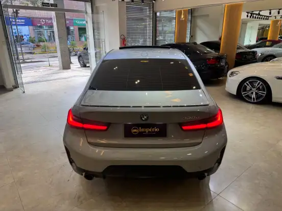 BMW-330e-2024