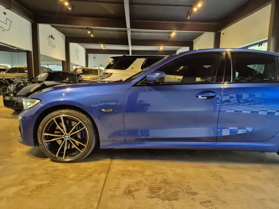 BMW-330e-2022