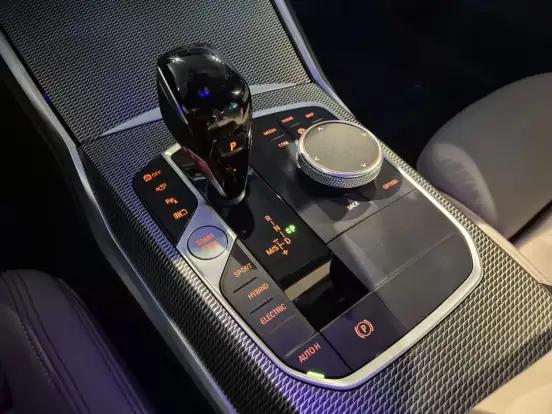 BMW-330e-2022