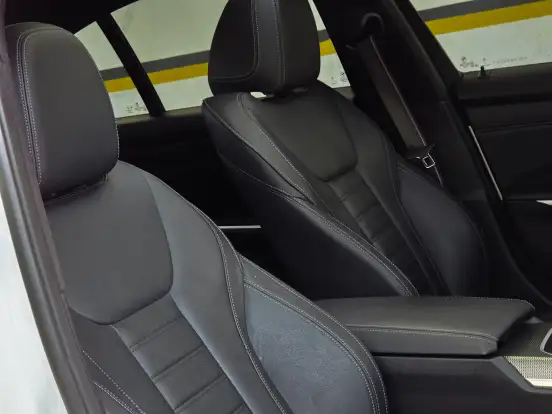 BMW-330e-2022
