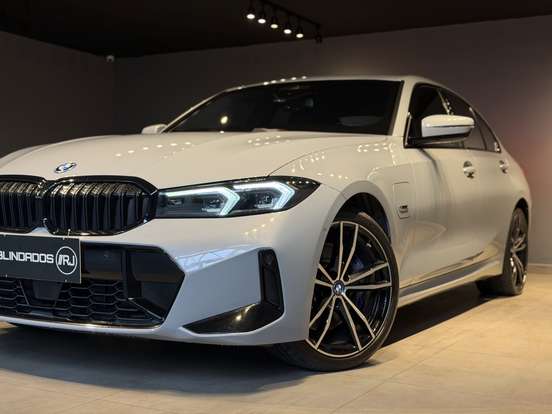 BMW-330e-2022