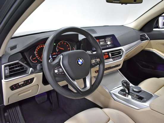 BMW-320i-2019