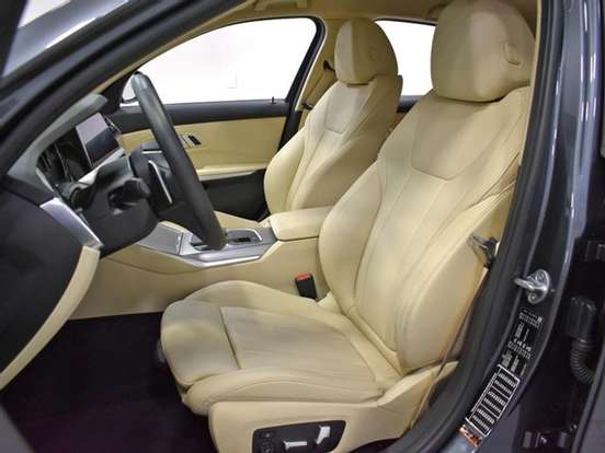 BMW-320i-2019