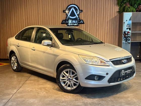 FORD FOCUS 2.0 GHIA SEDAN 16V GASOLINA 4P MANUAL