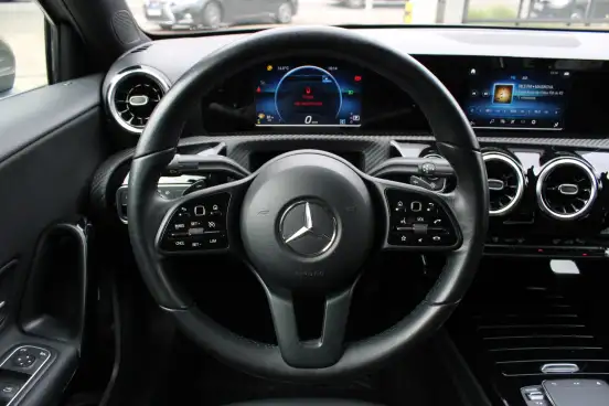 MERCEDES-BENZ-A 200-2020