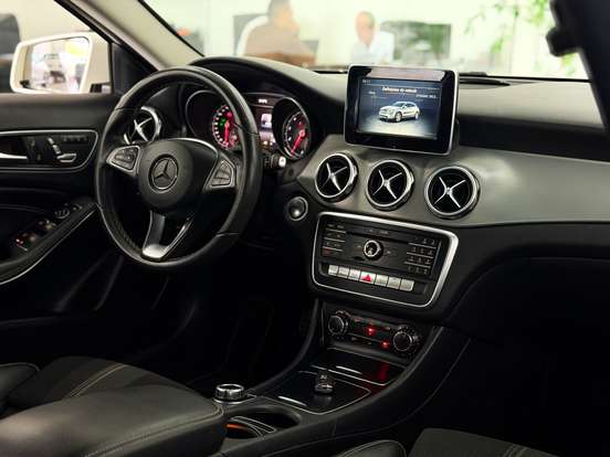 MERCEDES-BENZ-GLA 200-2017