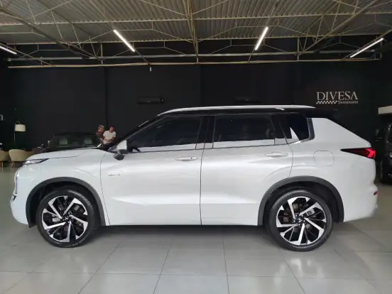 MITSUBISHI-OUTLANDER-2025