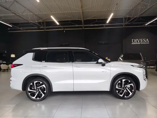 MITSUBISHI-OUTLANDER-2025