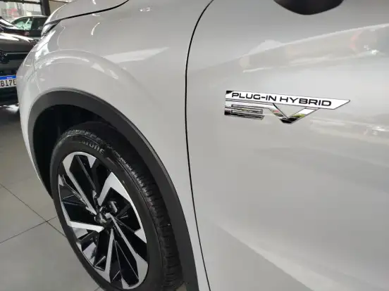 MITSUBISHI-OUTLANDER-2025
