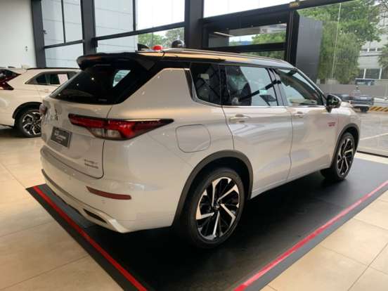 MITSUBISHI-OUTLANDER-2025