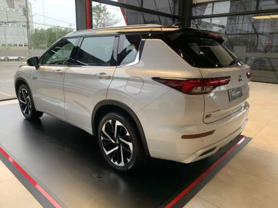 MITSUBISHI-OUTLANDER-2025