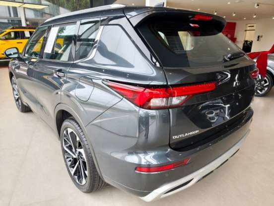 MITSUBISHI-OUTLANDER-2025