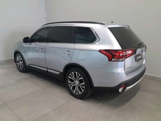 MITSUBISHI-OUTLANDER-3.0 GT 4X4 V6 24V GASOLINA 4P AUTOMÁTICO MITSUBISHI-OUTLANDER-2015