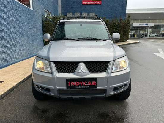MITSUBISHI-PAJERO-2012