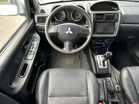 MITSUBISHI-PAJERO-2012