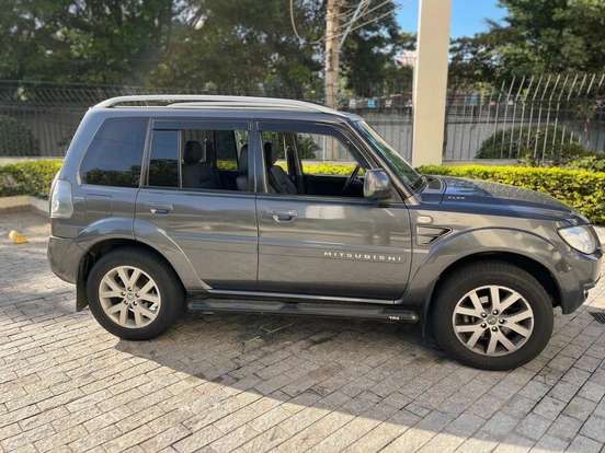 MITSUBISHI-PAJERO TR4-2.0 4X4 16V 140CV FLEX 4P AUTOMÁTICO MITSUBISHI-PAJERO TR4-2011