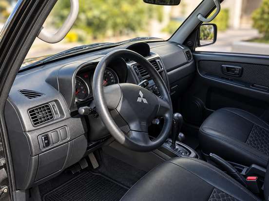 MITSUBISHI-PAJERO TR4-2011