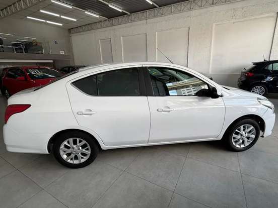 NISSAN-VERSA-2017