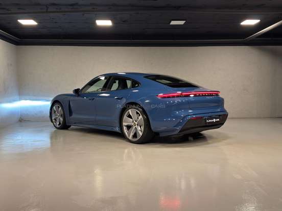 PORSCHE-TAYCAN-2022