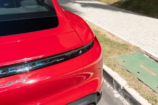 PORSCHE-TAYCAN-2022