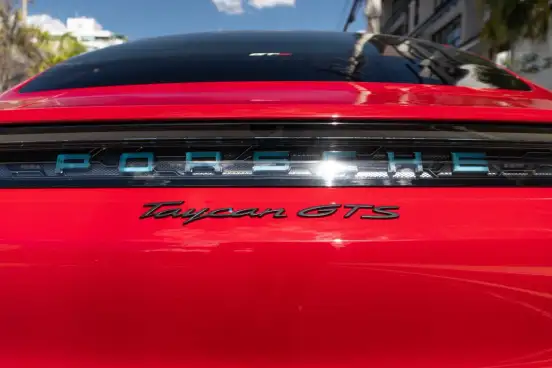 PORSCHE-TAYCAN-2022