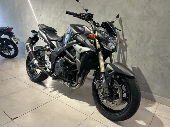 SUZUKI GSR 750 