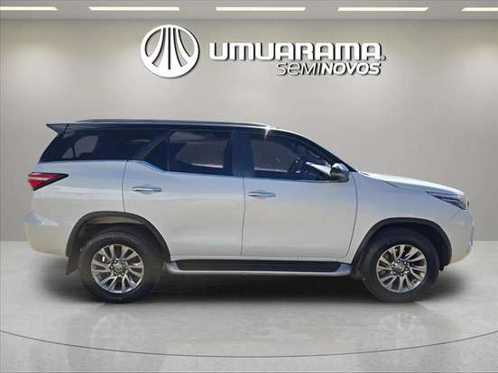 TOYOTA-HILUX-2.8 D-4D TURBO DIESEL CD SRX 4X4 AUTOMÁTICO TOYOTA-HILUX-2023
