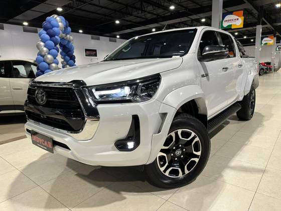TOYOTA HILUX 2.8 D-4D TURBO DIESEL CD SRX PLUS 4X4 AUTOMÁTICO