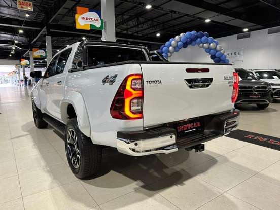 TOYOTA-HILUX-2.8 D-4D TURBO DIESEL CD SRX PLUS 4X4 AUTOMÁTICO TOYOTA-HILUX-2024