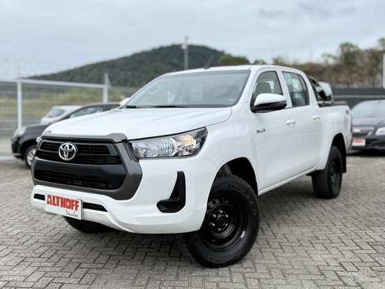 TOYOTA-HILUX-2.8 D-4D TURBO DIESEL CS 4X4 MANUAL TOYOTA-HILUX-2025