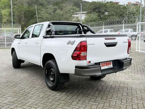 TOYOTA-HILUX-2.8 D-4D TURBO DIESEL CS 4X4 MANUAL TOYOTA-HILUX-2025