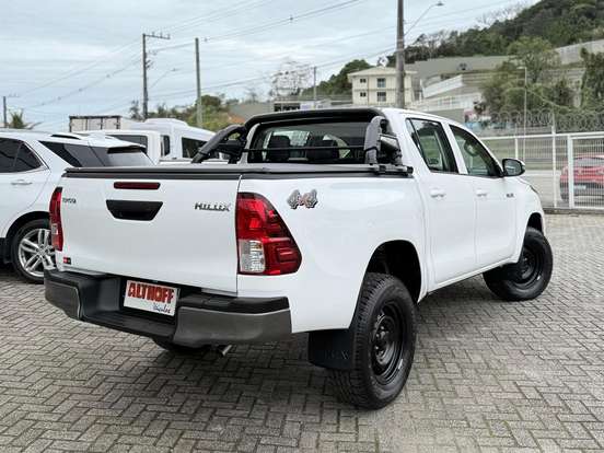 TOYOTA-HILUX-2.8 D-4D TURBO DIESEL CS 4X4 MANUAL TOYOTA-HILUX-2025
