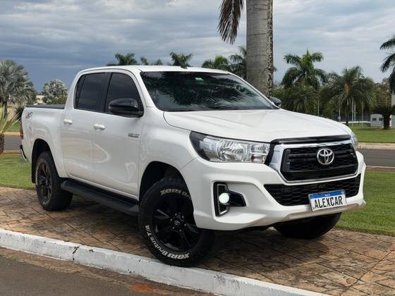 TOYOTA HILUX 2.8 SR 4X4 CD 16V DIESEL 4P AUTOMÁTICO