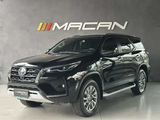 TOYOTA HILUX SW4 2.8 D-4D TURBO DIESEL SRX 7L 4X4 AUTOMÁTICO