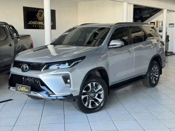 TOYOTA HILUX SW4 2.8 D-4D TURBO DIESEL SRX PLATINUM 4X4 AUTOMÁTICO
