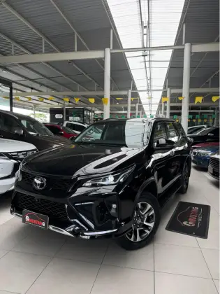 TOYOTA HILUX SW4 2.8 D-4D TURBO DIESEL SRX PLATINUM 7L 4X4 AUTOMÁTICO