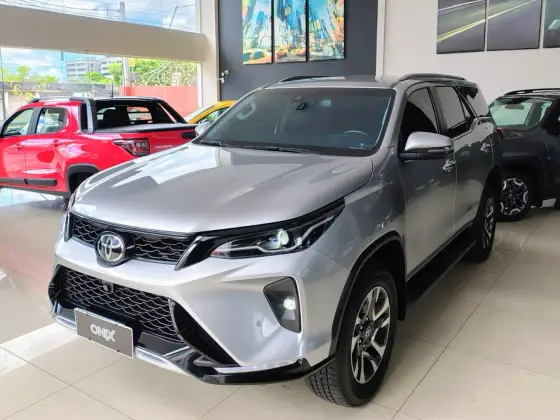 TOYOTA HILUX SW4 2.8 D-4D TURBO DIESEL SRX PLATINUM 7L 4X4 AUTOMÁTICO